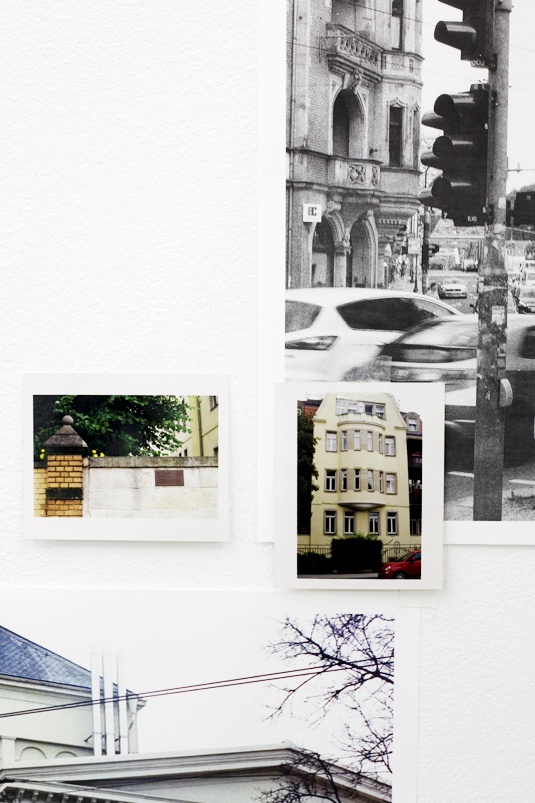 Ausstellung von Bilder und Buch in der Bibliothek voller Bücheregale.